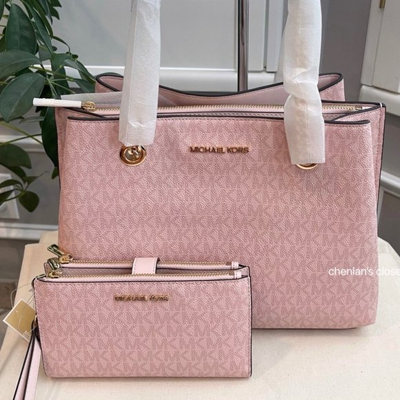 Michael Kors Handbags - 🌸🎀NeW! Michael Kors Pink Tote Set